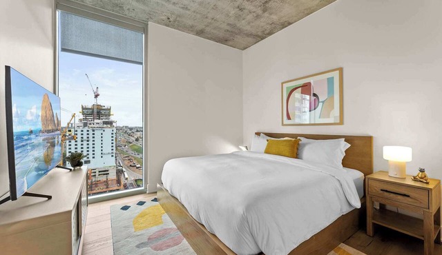 Close to Rainey St | Heated Pool | Gym | Fireworks