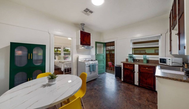 Close to U of A/Porch/1 BR 1 BA/Stylish & Cozy