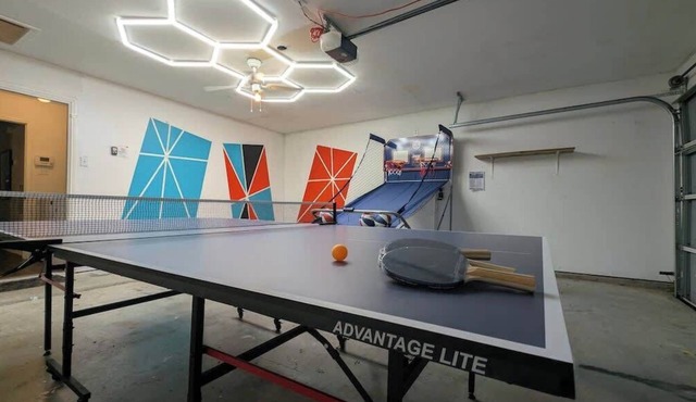 Close to Universal Studios, game room, Pets, Remote work