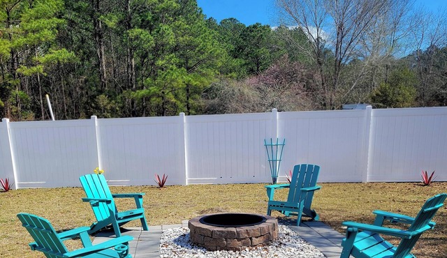 "Coastah" GEM JACUZZI TUB FIREPIT/GRILL LG Fenced Yard Short drive to Beaches