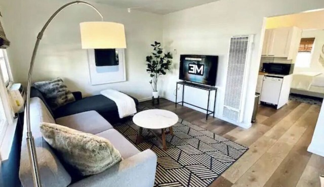 Coastal Bungalow Culver City Walk to Metro, Shops, Gyms