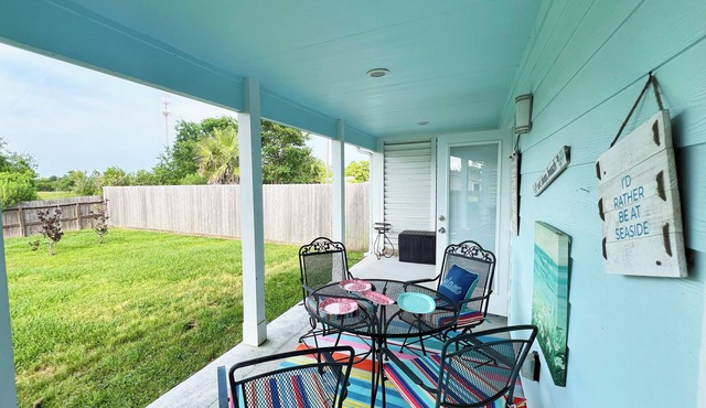 Coastal Living/Pet Friendly/Porch & Fenced Backyard-Galveston/Kemah/NASA