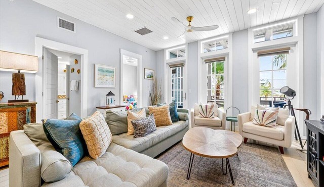 Come stay with us at the Golden Hour! Spacious and relaxing 2 bed/2 bath cond