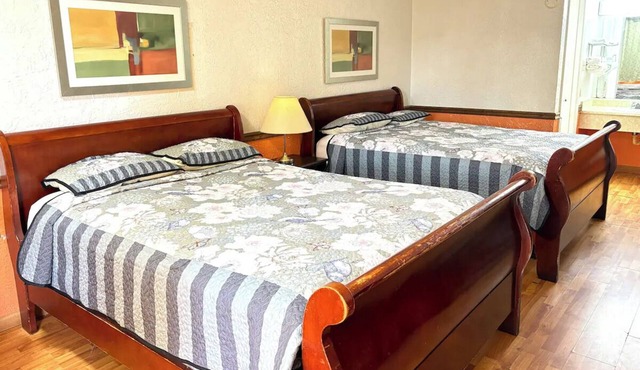 Comfortable Room w/Free Parking, Near Victoria Attractions!