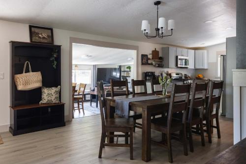 Comfy Home with Game Room & Back Yard - Kid Friendly
