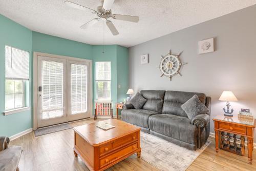 Community Pool & Tennis Court: Myrtle Beach Condo