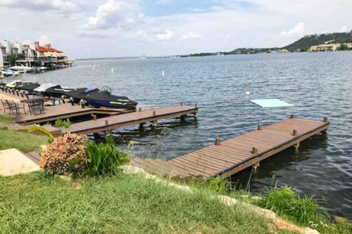 Condo Near Lake Horseshoe Bay with Private Balcony, Washer/Dryer, A/C, WiFi