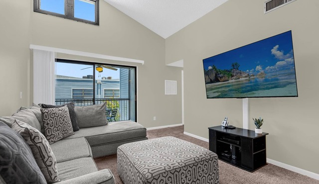 Condo with Pool Access Near Golf Course, Airport