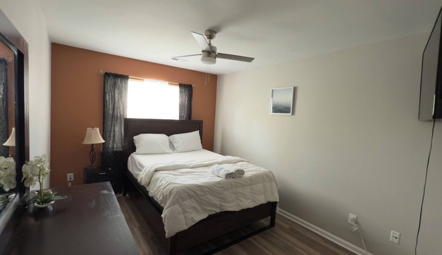 Contemporary 3-bedroom townhome with WiFi, AC in Charlotte University area