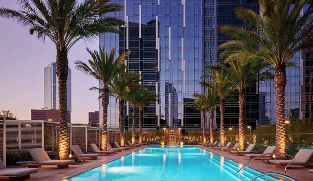 Contemporary 3BR DTLA High-Rise w/Pool, Rooftop