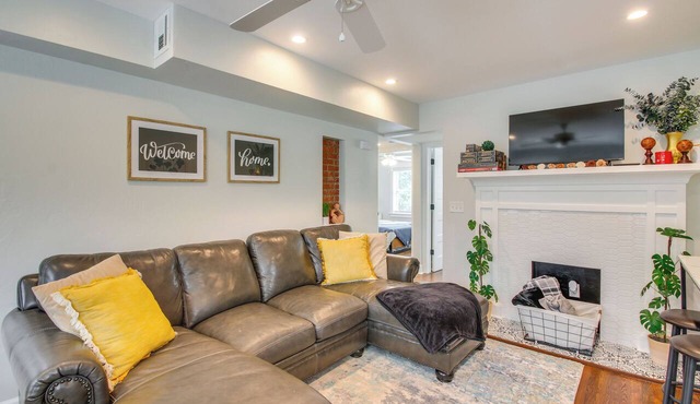 Convenient OKC Apartment: 4 Mi to Dtwn!