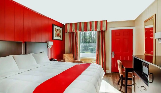 Convenient Room w/Work Desk for Travelers Near Local Attractions