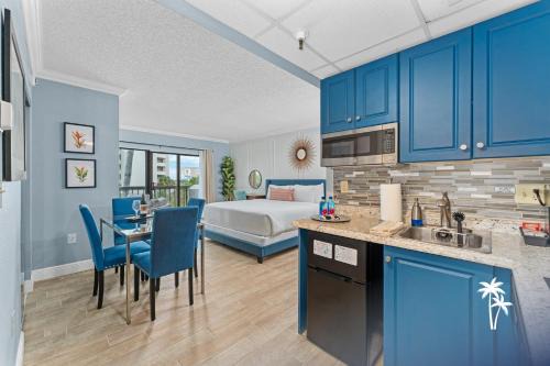 Couples Getaway King Balcony Condo Near Universal