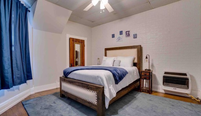 Cozy 1 Bed Historic Elmwood Park-Centennial House