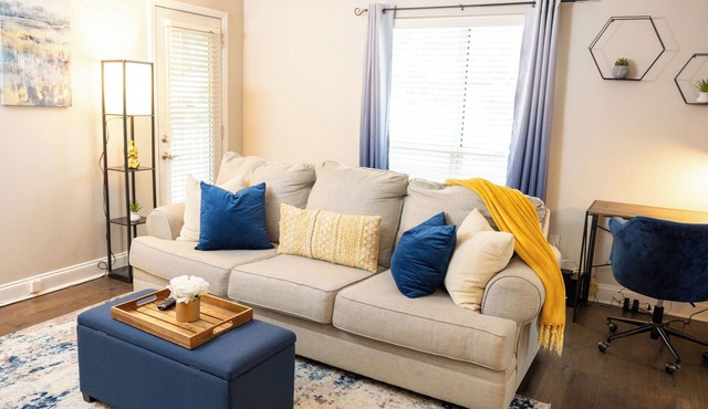 Cozy 1-bedroom apartment near downtown CLT w/free parking & WIFI
