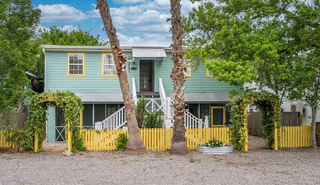 Cozy 1-bedroom condo on fabulous Tybee Island 2 blocks from the beach