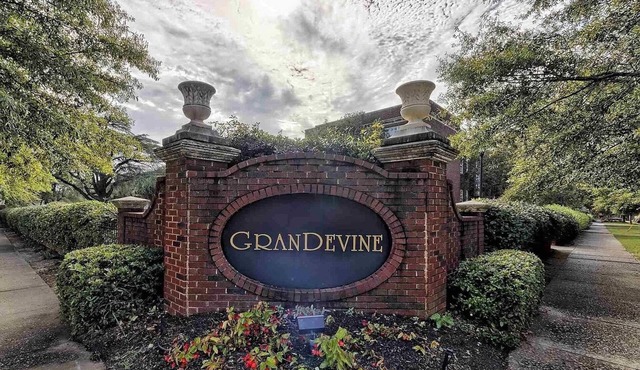 Cozy 1-bedroom condo in Old Shandon steps from Devine St.