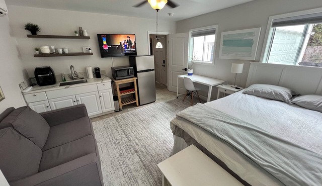 Cozy 1-bedroom house in serene Los Angeles with AC/Heat