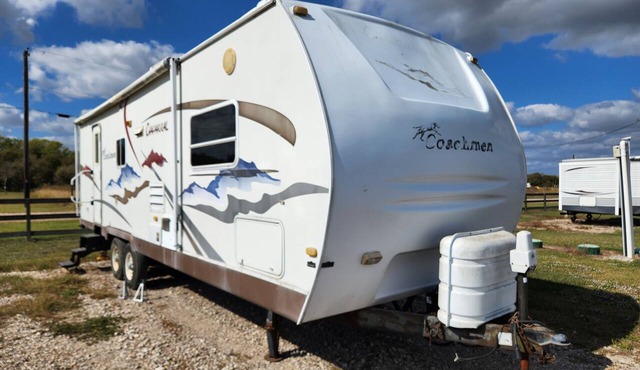 Cozy 1-bedroom recreational vehicle near Tivoli with AC