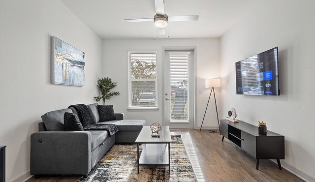 Cozy 1 BR Apt/King Bed/Pool/Gym/Close 2 Beach