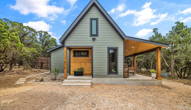 Cozy 2-bedroom cabin in serene Wimberley with WiFi, AC