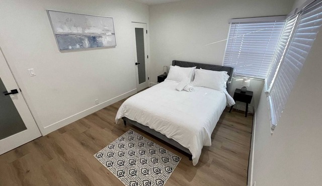 Cozy 2-bedroom house in perfect Burbank with AC