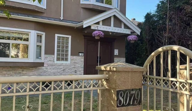 Cozy 2BR in West Side Kitchen & Living