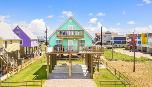 Cozy Beach House w Ocean Views on 2nd row
