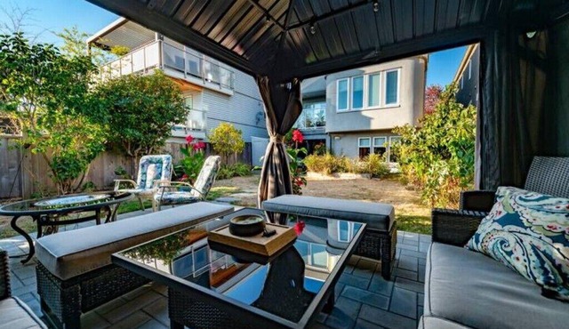 Cozy Bright 2 BR White Rock ground level basement suite near the beach.