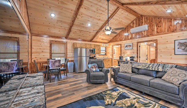 Cozy Broken Bow Cabin, Walk to the Lukfata Creek!