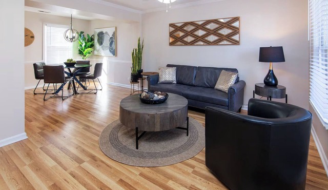Cozy Furnished 2BR Near Uptown & Airport