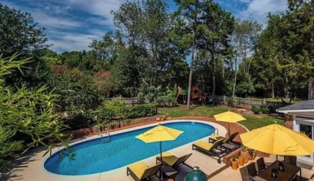 Cozy Home w/POOL + CHEFS kitchen in Prime Area