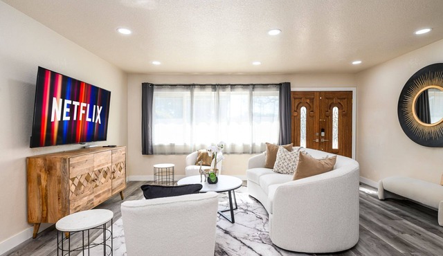 Cozy house 4 bd/2 ba in Huntington Beach. Disneyland, Beach, Shopping, Foods