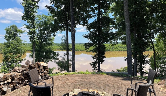 Cozy lakeside cottage. Perfect for a couples get away.