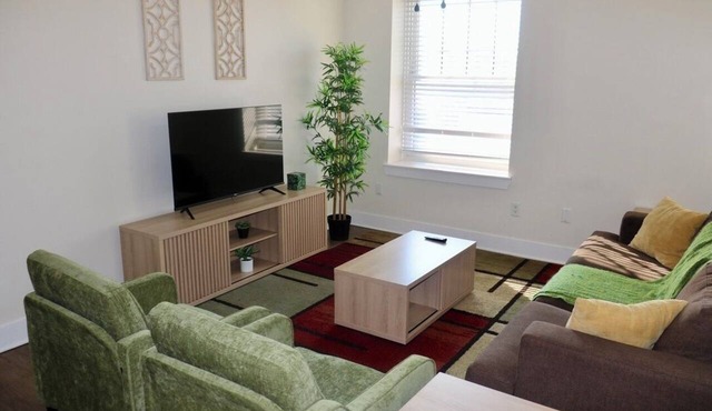 Cozy Midtown Getaway Minutes From Downtown