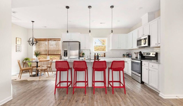 Cozy & Modern 3-BR Belmont Stay—EV Charger—Pet friendly