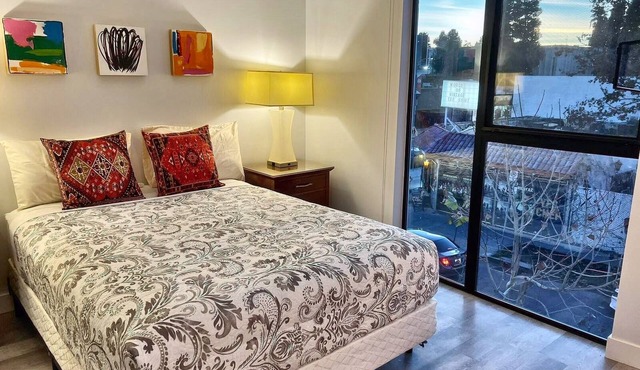 Cozy Modern Studio on Spaulding Ave – Complimentary WiFi & Parking
