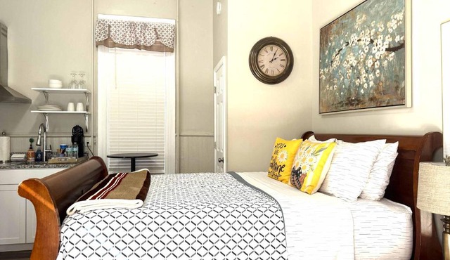 Cozy nest private porch museums free parking