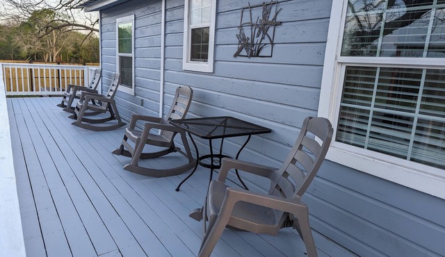 Cozy Stilt Cottage “Charming Stilt Cottage by Park, Walk to The Brazos River!”