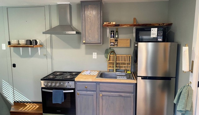 Cozy studio in wonderful Decatur with refreshing AC and heat, and private deck.
