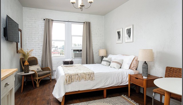 Cozy Studio Near Downtown LA's Top Attractions!