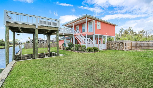 Cozy Waterfront home with canal access to Calcasieu Lake