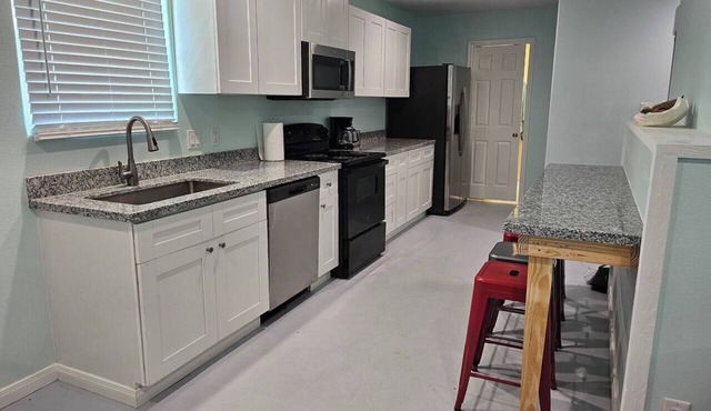 Crabby Cove – Sleeps 5, Great Sunrise Views, Short Walk to the Beach