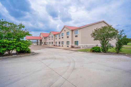 Days Inn & Suites by Wyndham Beeville