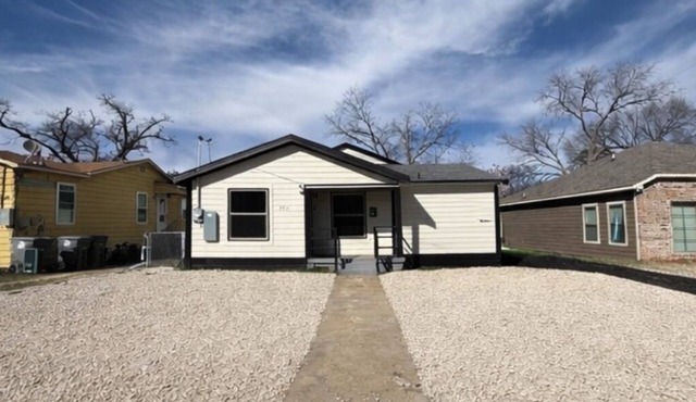 Delightful 4-bedroom house with AC in vibrant Dallas