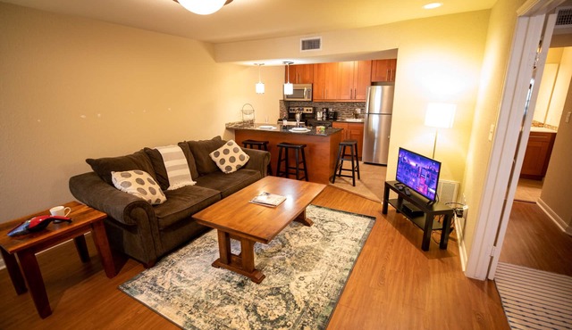 Delightful Gem w/Self Check-in, Washer inside, Gr8 location