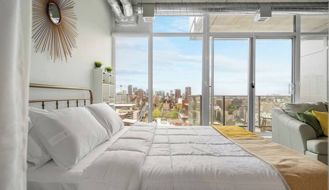 Designer Studio in the Sky - Views, AC, Patio