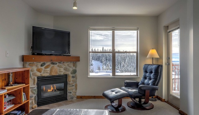 Desirable Top Floor Creekside Condo - Awesome Views - Close to trails!