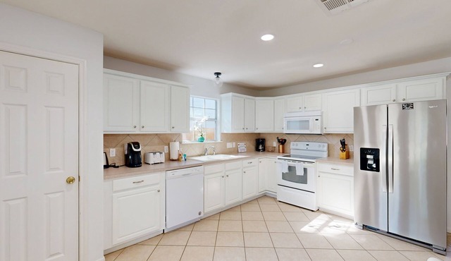 Dog-friendly home near the river with pool, putting green, gym, & golf