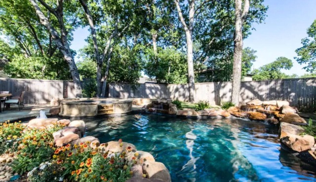 Downtown 4 Bed with Pool and Spa! Near It All!